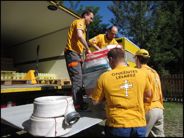 Volonteri dobre volje i članovi Morske organizacije iz OTL Central Europe utovaraju pumpe visokog kapaciteta u žuti kamion Volontera dobre volje