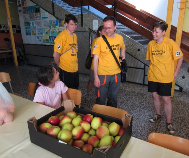 Delivering fresh fruits to children in Red Cross shelters